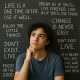 18 stvari koje bih volio da mi je netko rekao kada sam imao 18 godina | A thoughtful young adult reflecting on life, surrounded by meaningful quotes on a chalkboard.